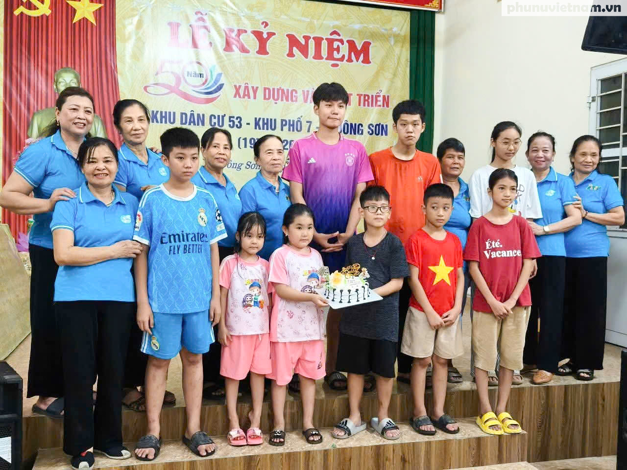 Mẹ đỡ đầu tiếp thêm động lực cho con trong dịp khai giảng năm học mới- Ảnh 3.
