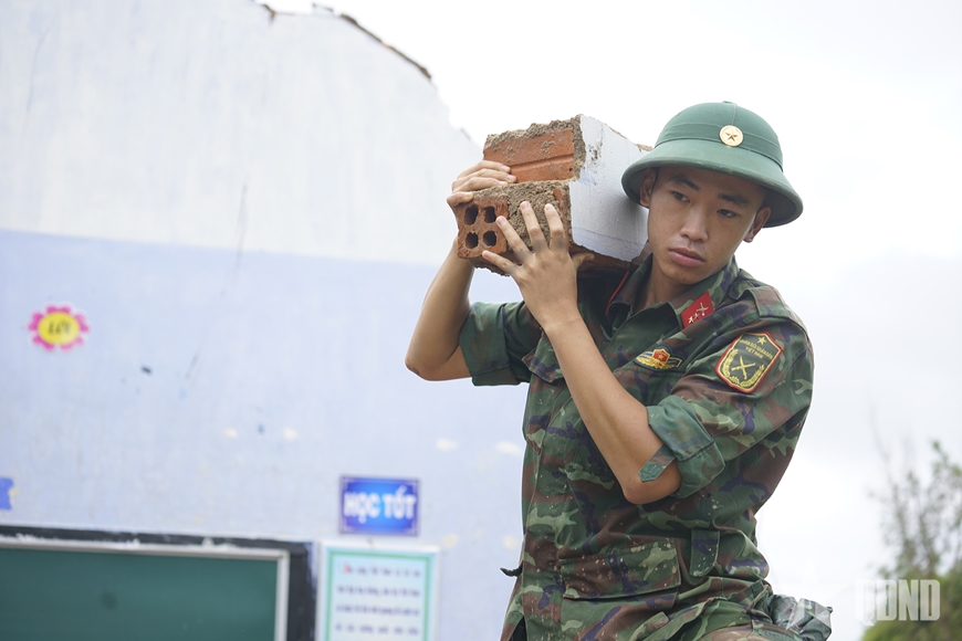 Vì nhân dân quên mình