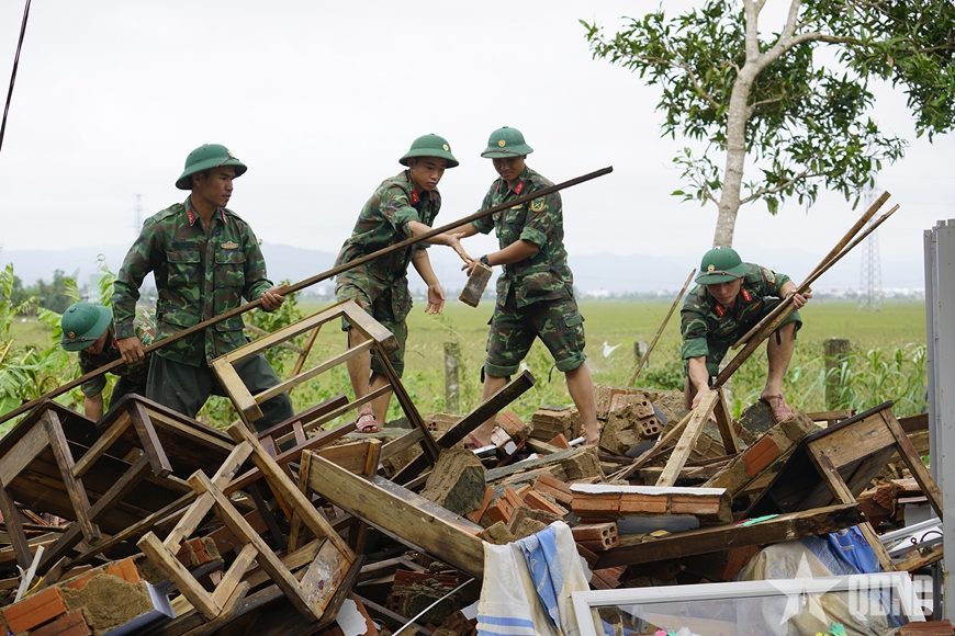 Vì nhân dân quên mình