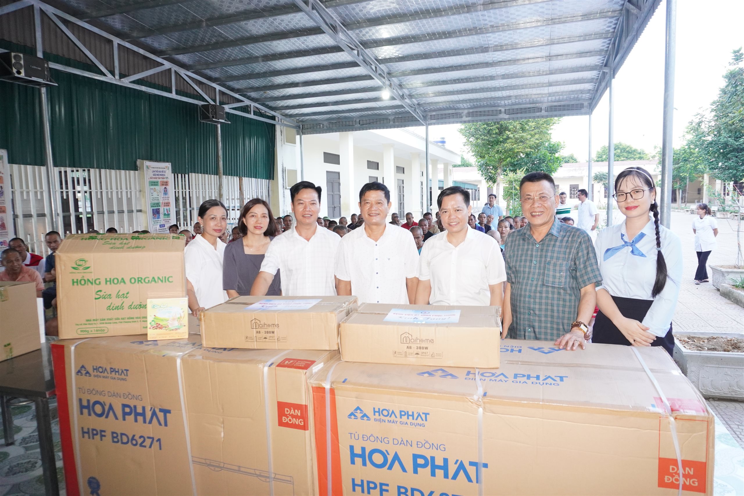 Các đơn vị y tế thăm, tặng quà Trung tâm Chăm sóc và Phục hồi chức năng cho người tâm thần và rối nhiễu tâm trí khu vực miền núi