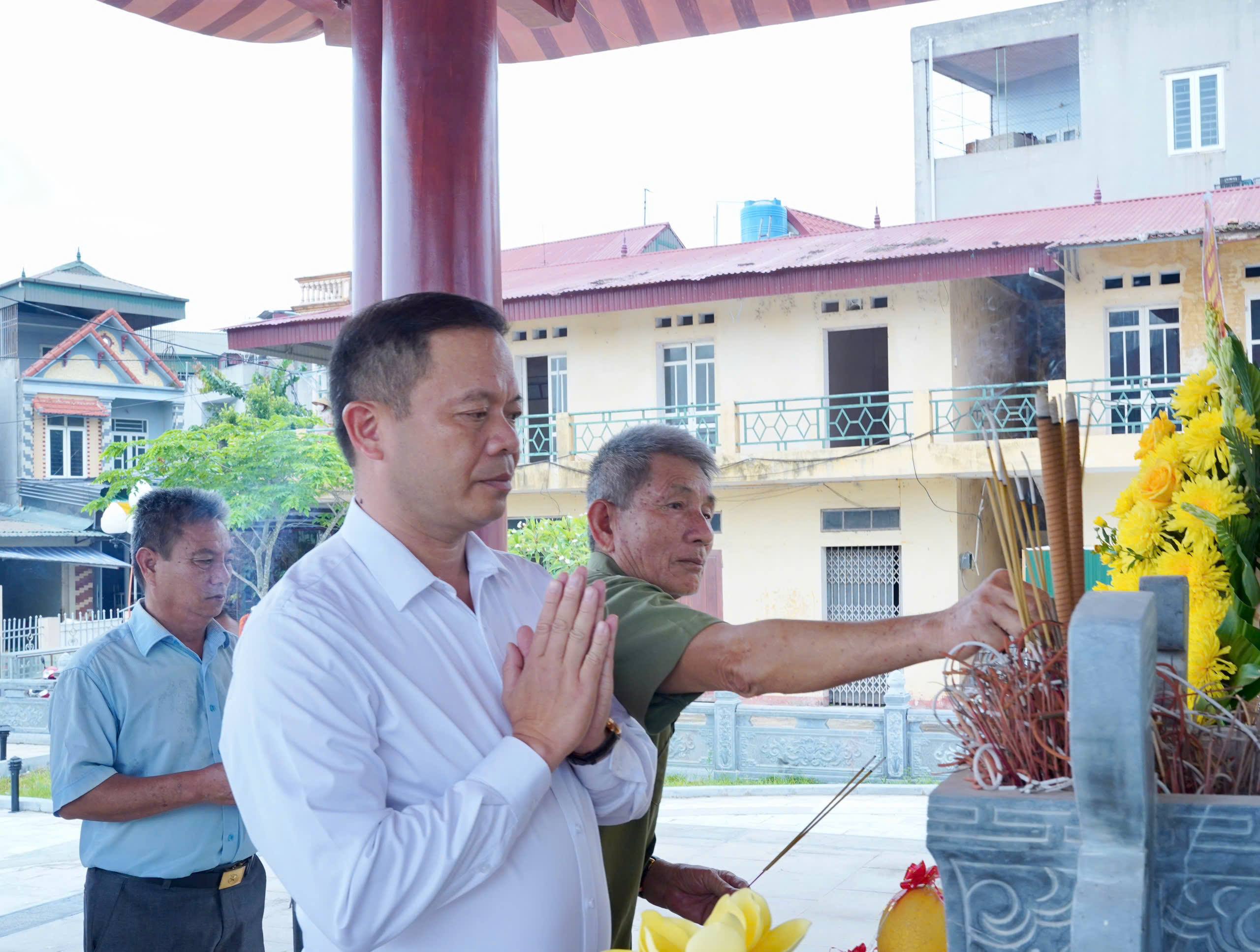 Anh-tin-bai