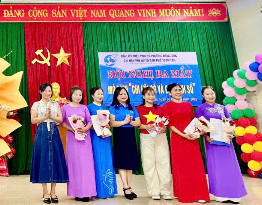 Chi Hội phụ nữ tổ dân phố Toàn Tân ra mắt mô hình “Chi hội số, gia đình số”.