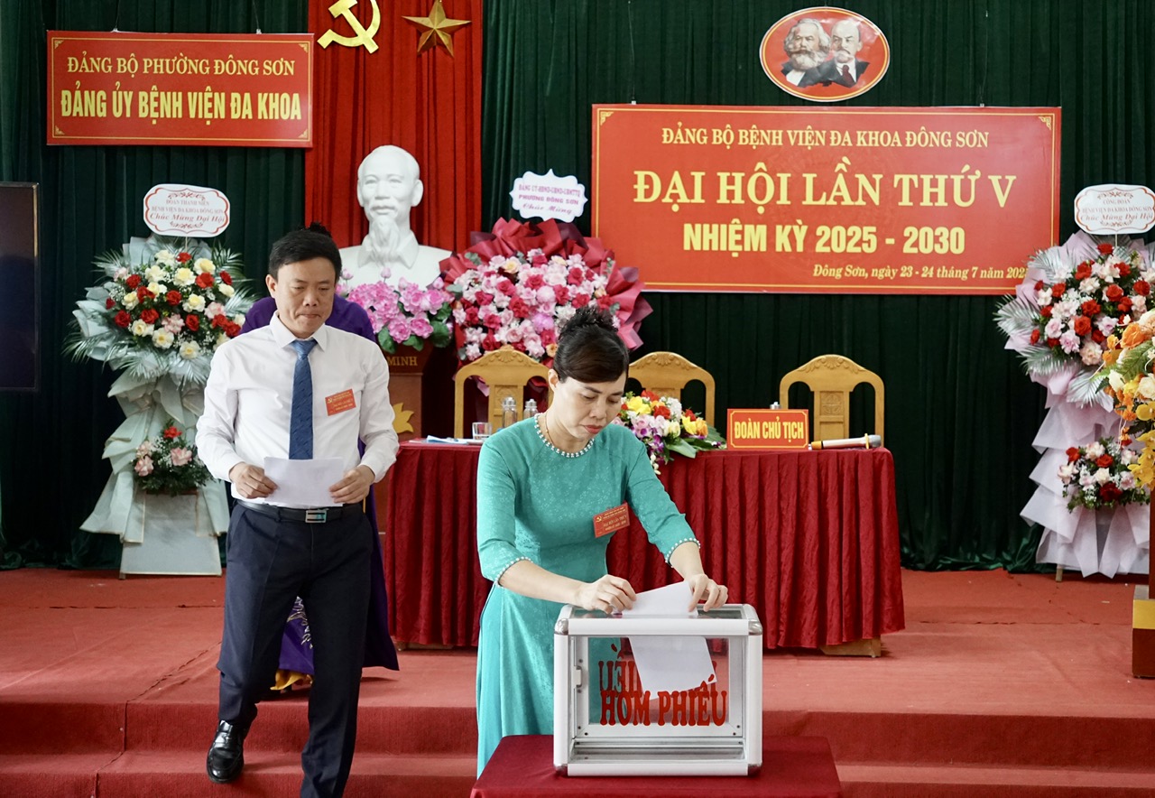 Đảng bộ Bệnh viện Đa khoa Đông Sơn: Phát huy tinh thần đoàn kết, đổi mới, nâng cao chất lượng chăm sóc sức khỏe Nhân dân