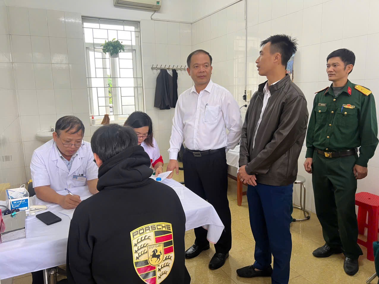 Bí thư Đảng ủy phường Đông Sơn kiểm tra công tác sơ tuyển nghĩa vụ quân sự năm 2026.