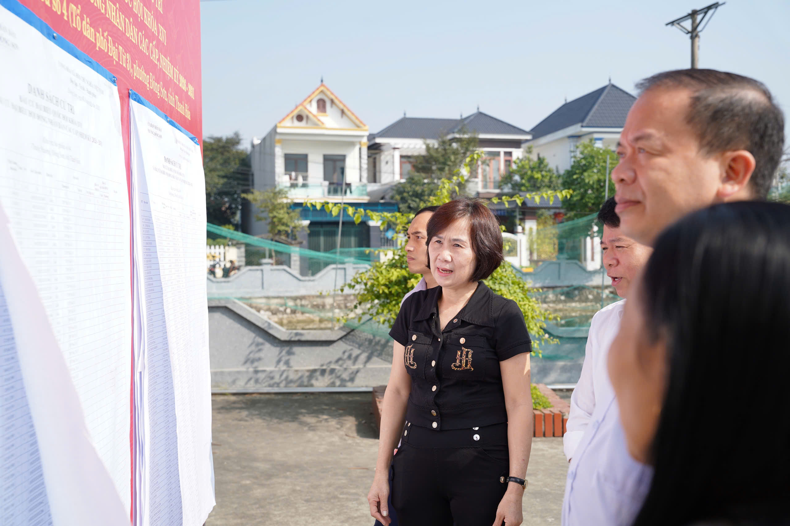 Bí thư Đảng ủy, Chủ tịch HĐND phường Đông Sơn kiểm tra công tác niêm yết danh sách cử tri