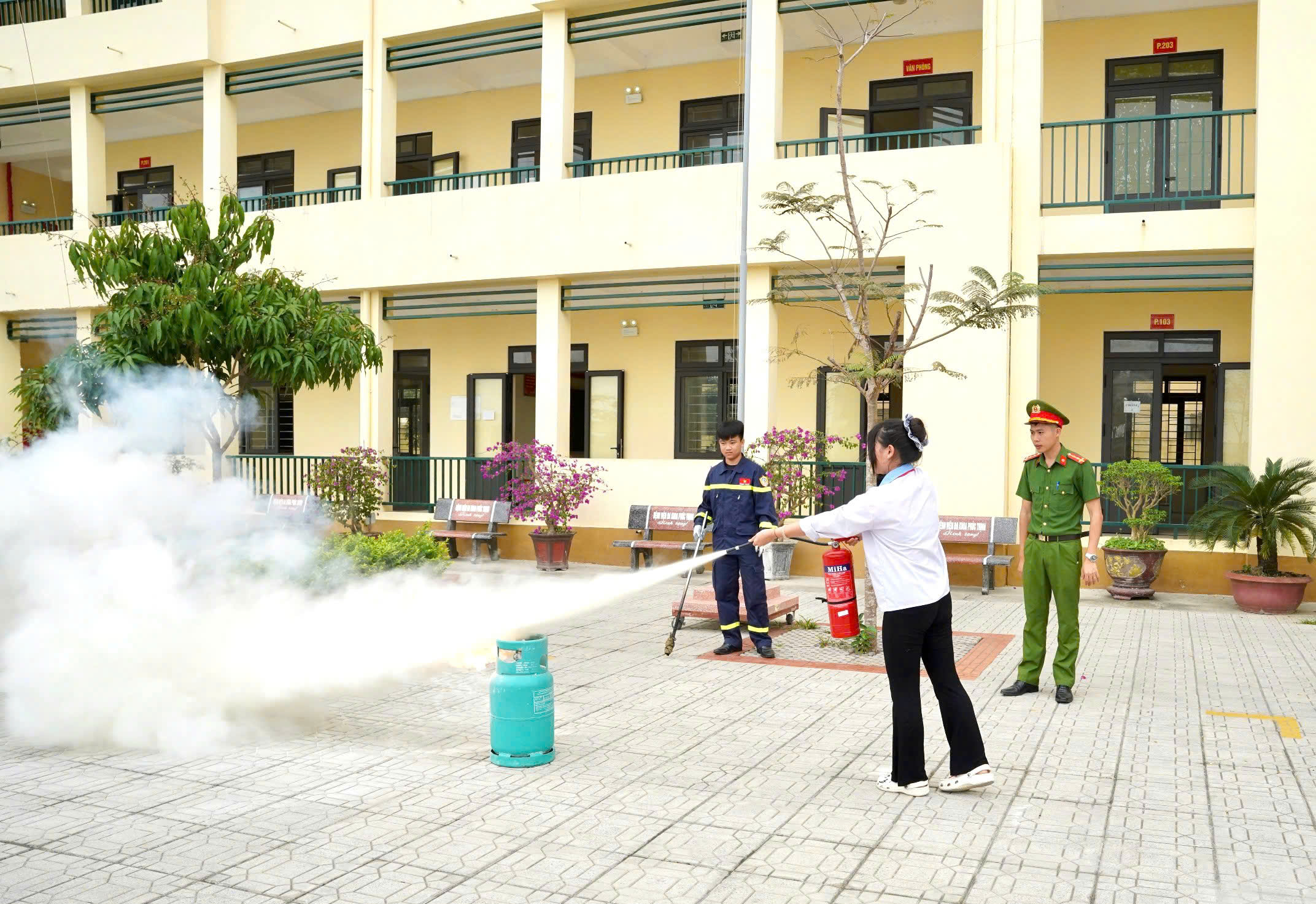 Trung tâm Học tập cộng đồng phường Đông Sơn tổ chức các hoạt động học tập, tuyên truyền, thực hành trải nghiệm về PCCC và CNCH