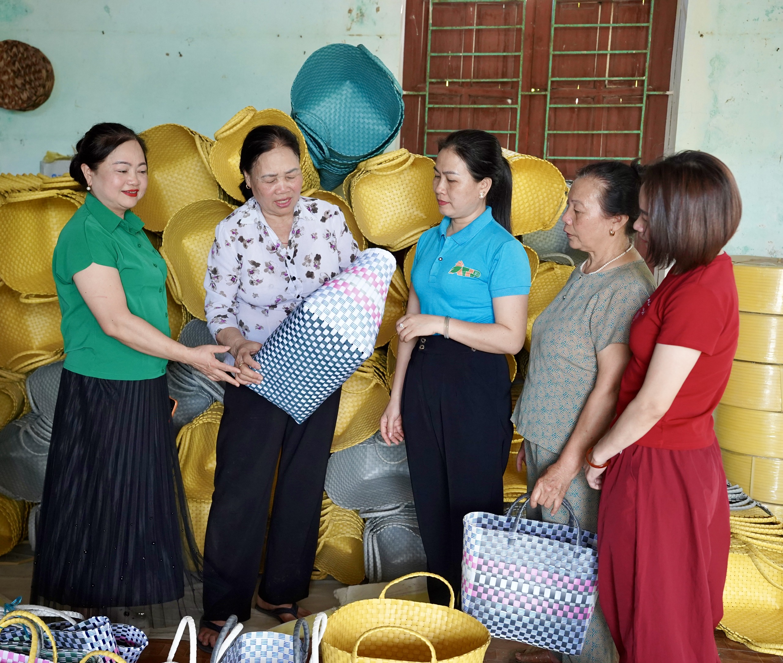 Chị Lê Thị Thuận –Người “giữ lửa” nghề thủ công, tạo sinh kế cho hàng trăm lao động