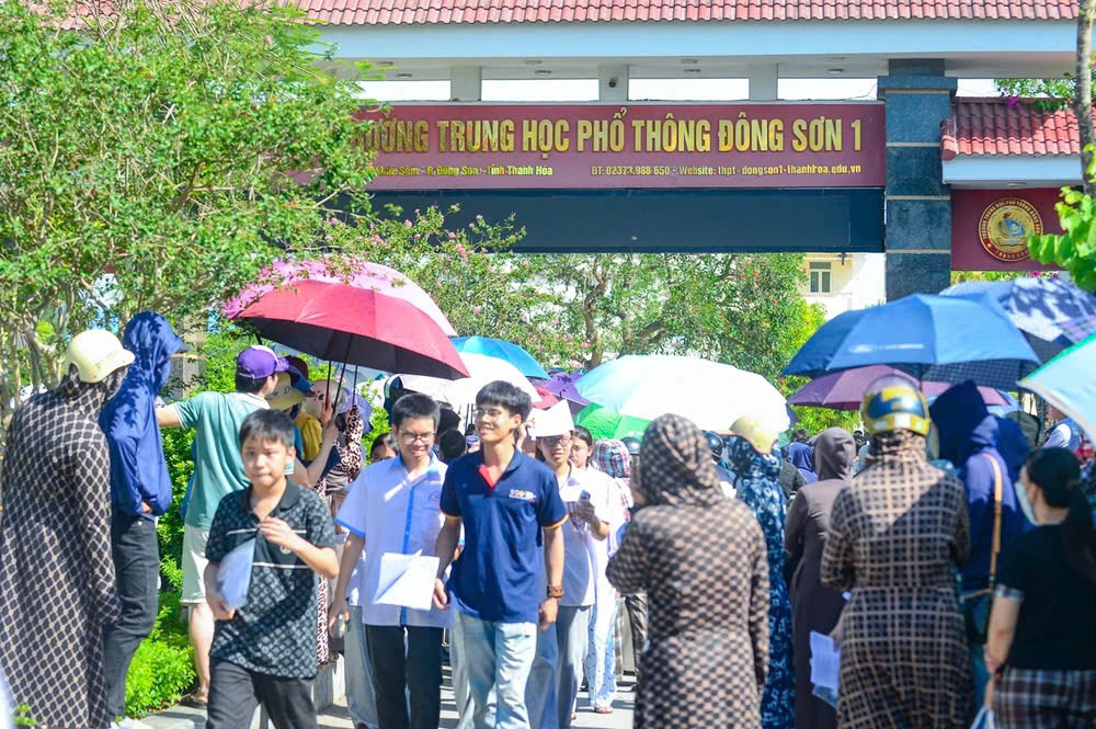 Kỳ thi tuyển sinh vào lớp 10 THPT năm học 2026-2027 tại các Hội đồng thi trên địa bàn phường Đông Sơn diễn ra nghiêm túc, an toàn, đúng quy chế