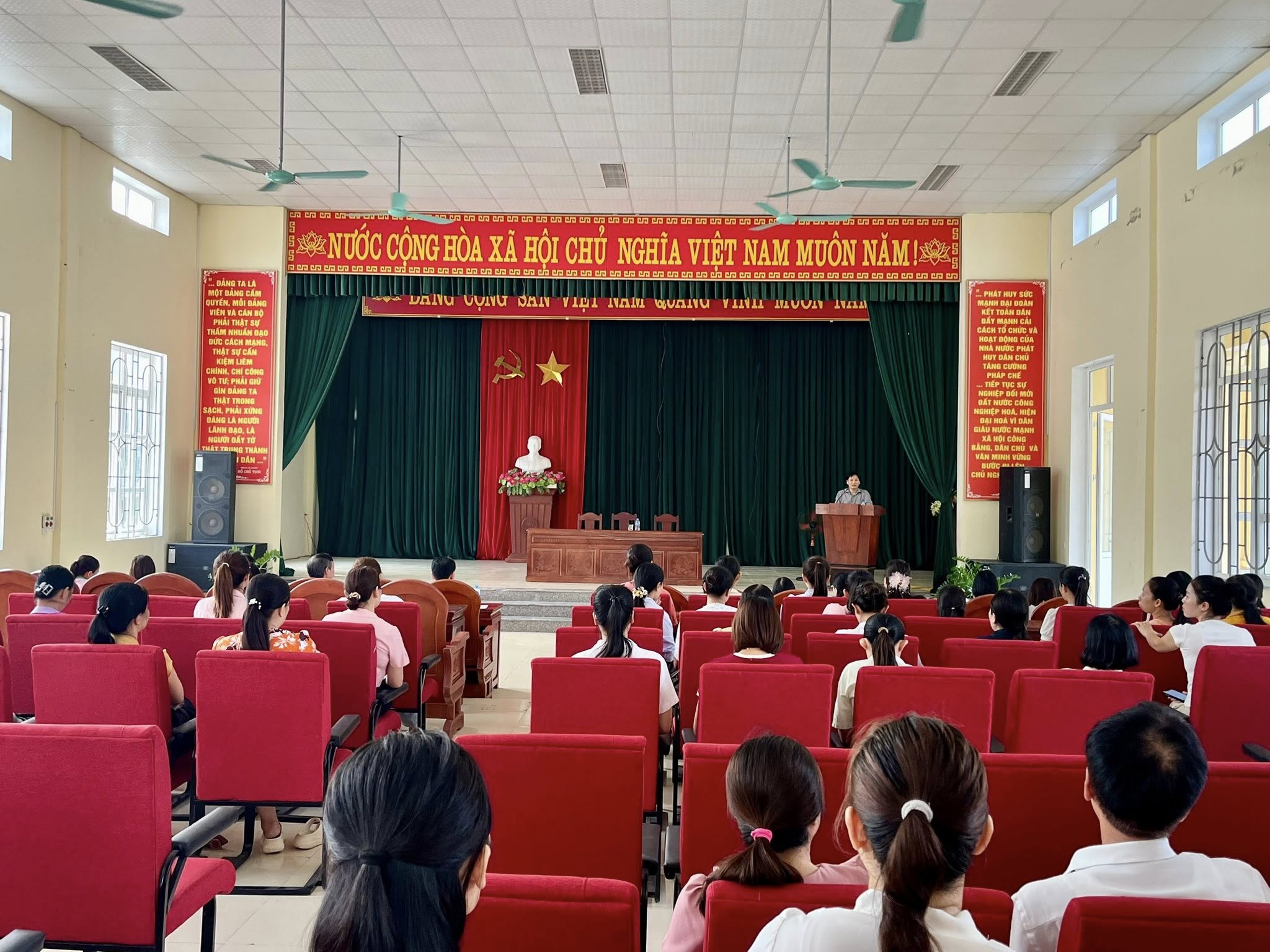 Đồng chí Phạm Xuân Trưởng, Phó Chủ tịch UBND phường làm việc với trường Mầm non Quảng Giao, Tiểu học và THCS Nguyễn Xuân Nguyên.