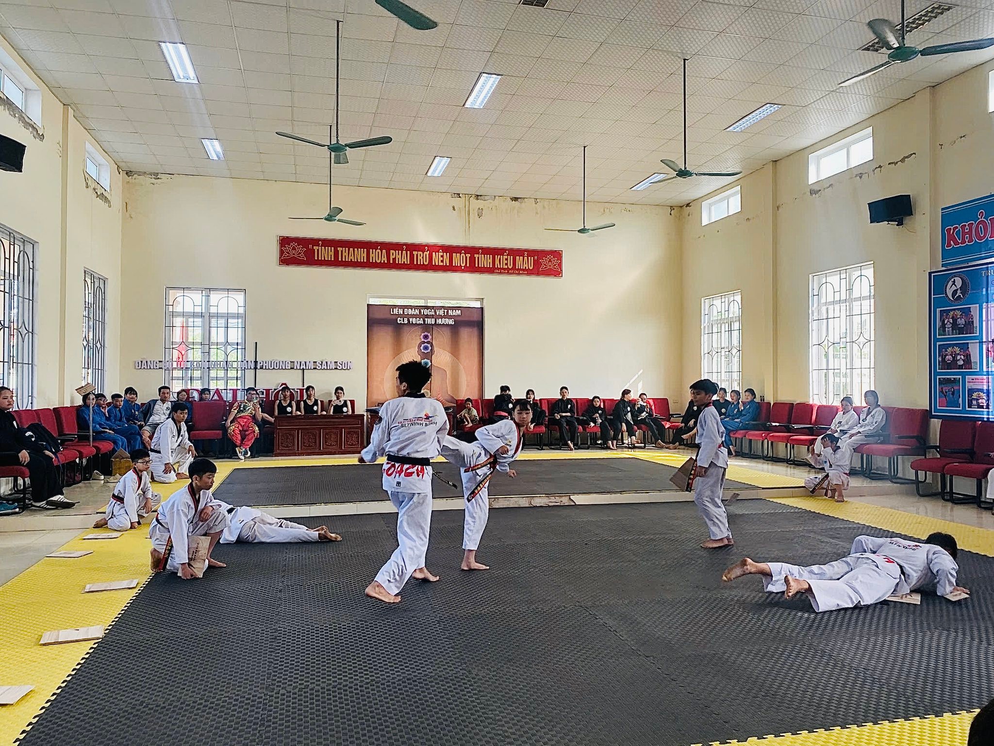 Anh-tin-bai