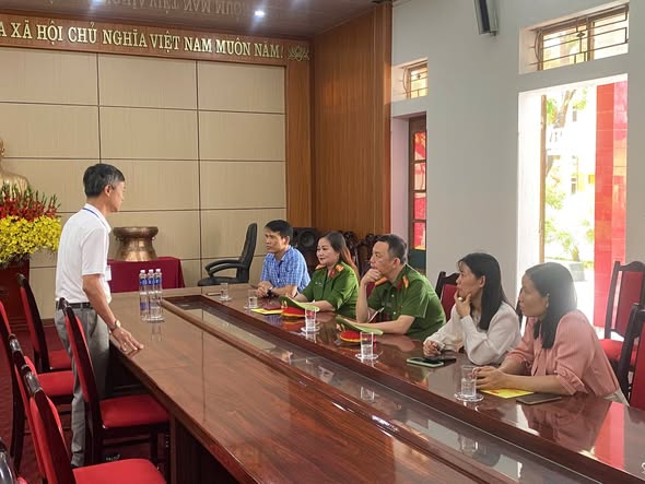 Đồng chí Phó Chủ tịch UBND phường Phạm Xuân Trưởng kiểm tra công tác chuẩn bị cho kỳ thi tốt nghiệp Trung học phổ thông năm 2026