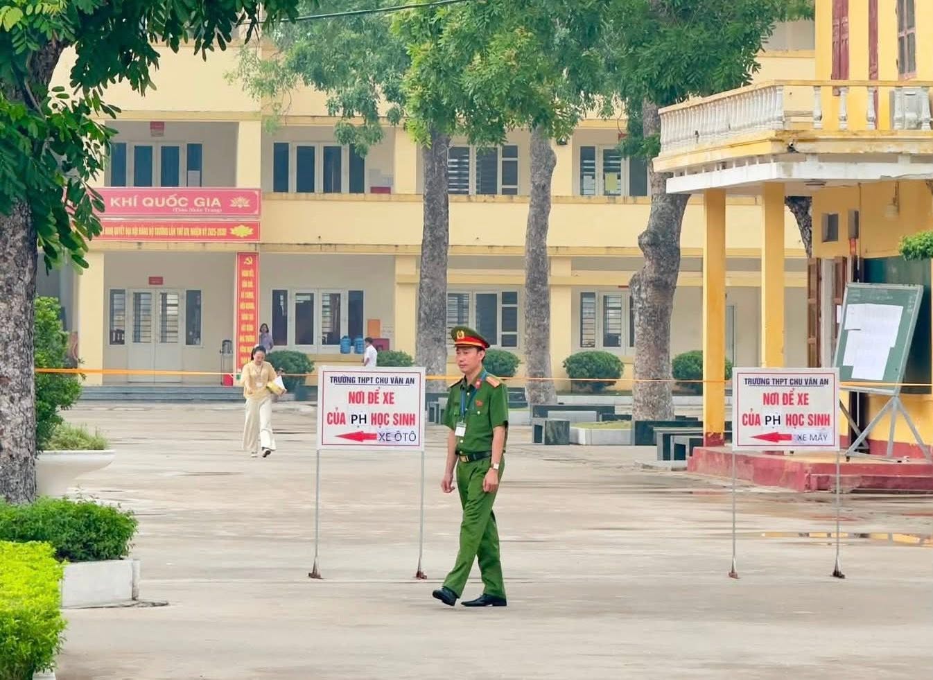 775 thí sinh tại điểm thi trường THPT Chu Văn An hoàn thành ngày thi đầu tiên