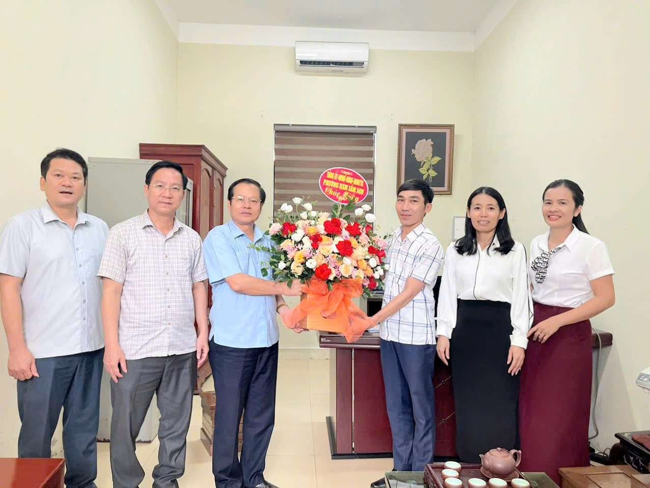 Thường trực Đảng ủy phường Nam Sầm Sơn chúc mừng Ban Xây dựng Đảng nhân kỷ niệm 95 năm ngày truyền thống ngành Tuyên giáo