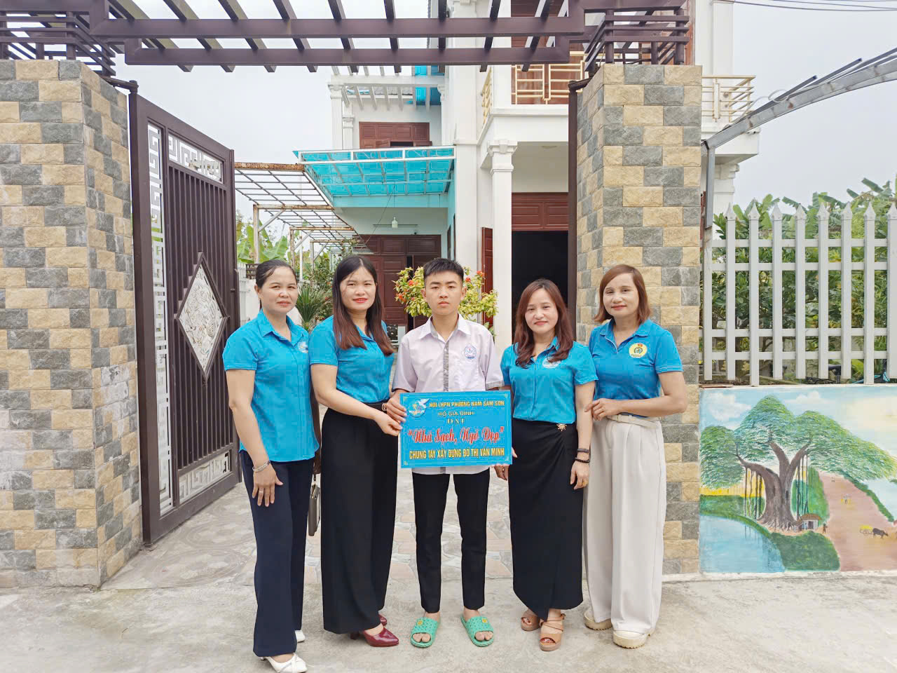 Hội Liên hiệp phụ nữ phường gắn biển nhà sạch vườn đẹp, ngõ đẹp tại cụm thi đua Quảng Vinh