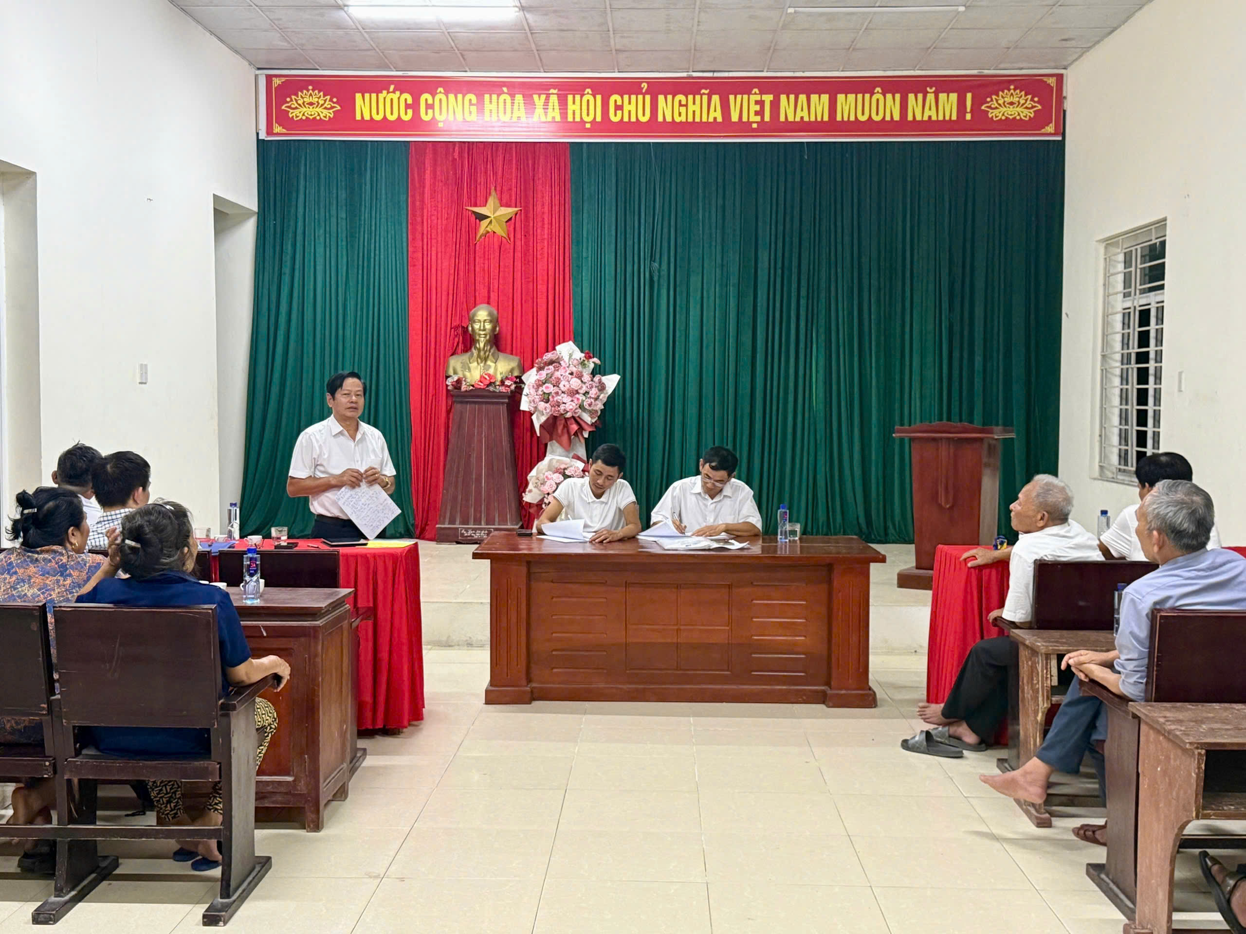 Đồng chí Bí thư Đảng uỷ phường dự sinh hoạt chi bộ tổ dân phố Huệ Nghiêm