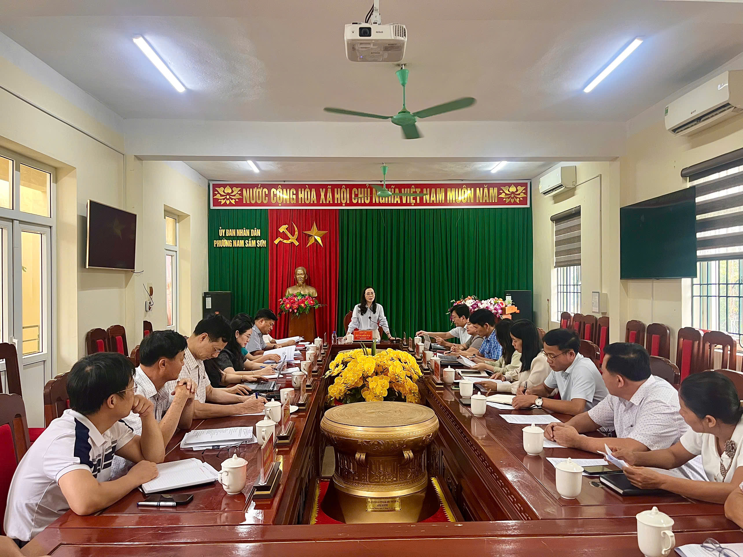 Ban Văn hóa xã hội Hội đồng nhân dân tỉnh giám sát công tác quản lý nhà nước về chất lượng khám, chữa bệnh trong hệ thống y tế công lập trên địa bàn phường 