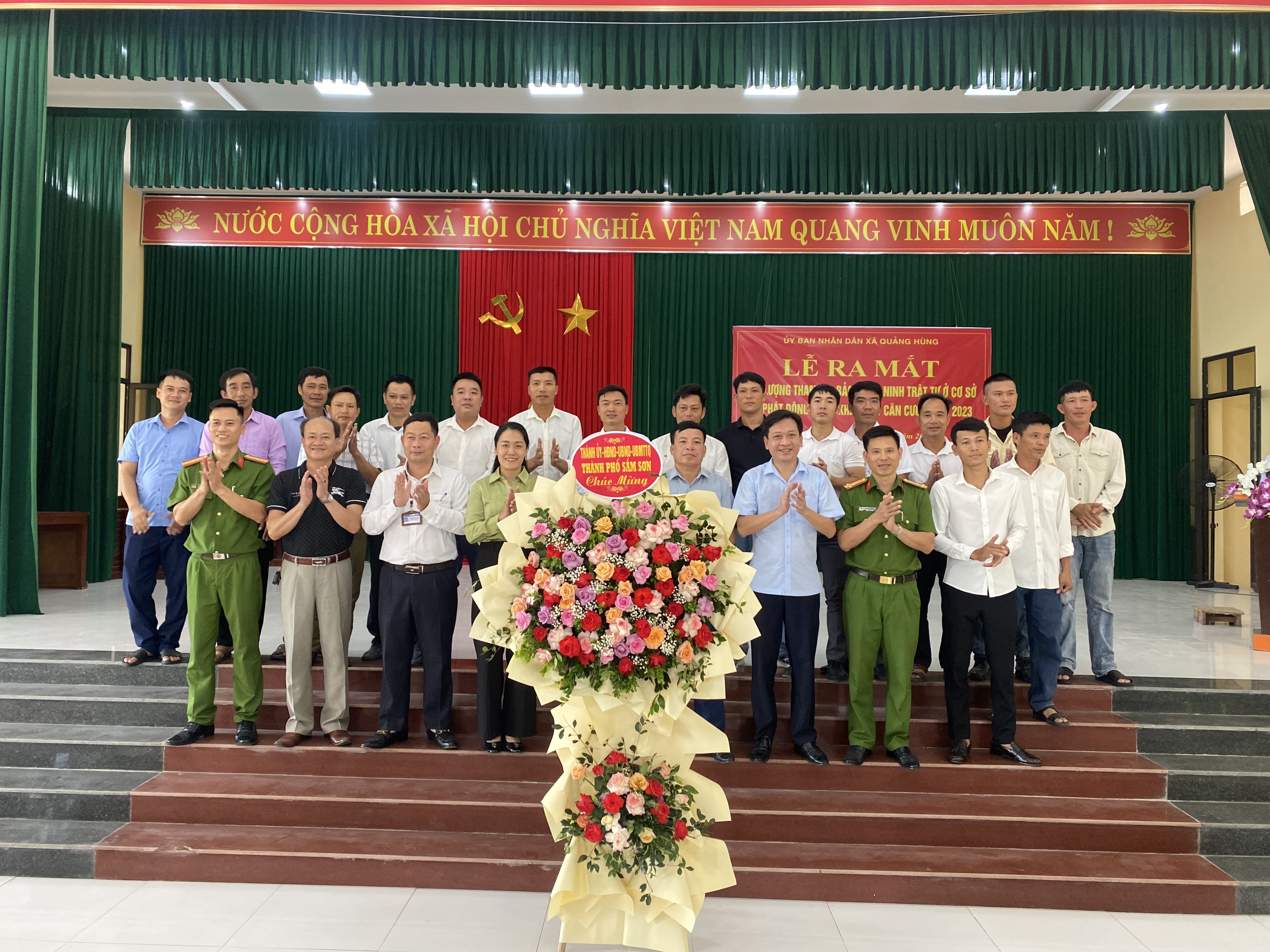 Tổ chức lễ ra mắt tổ An ninh trật tự ở cơ sở.