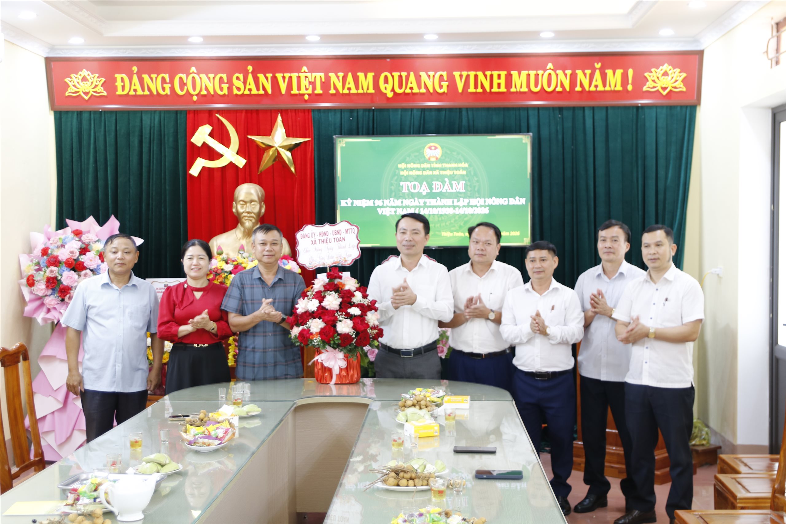Lãnh đạo xã Thiệu Toán chúc mừng Hội Nông dân xã nhân Ngày truyền thống Hội Nông dân Việt Nam