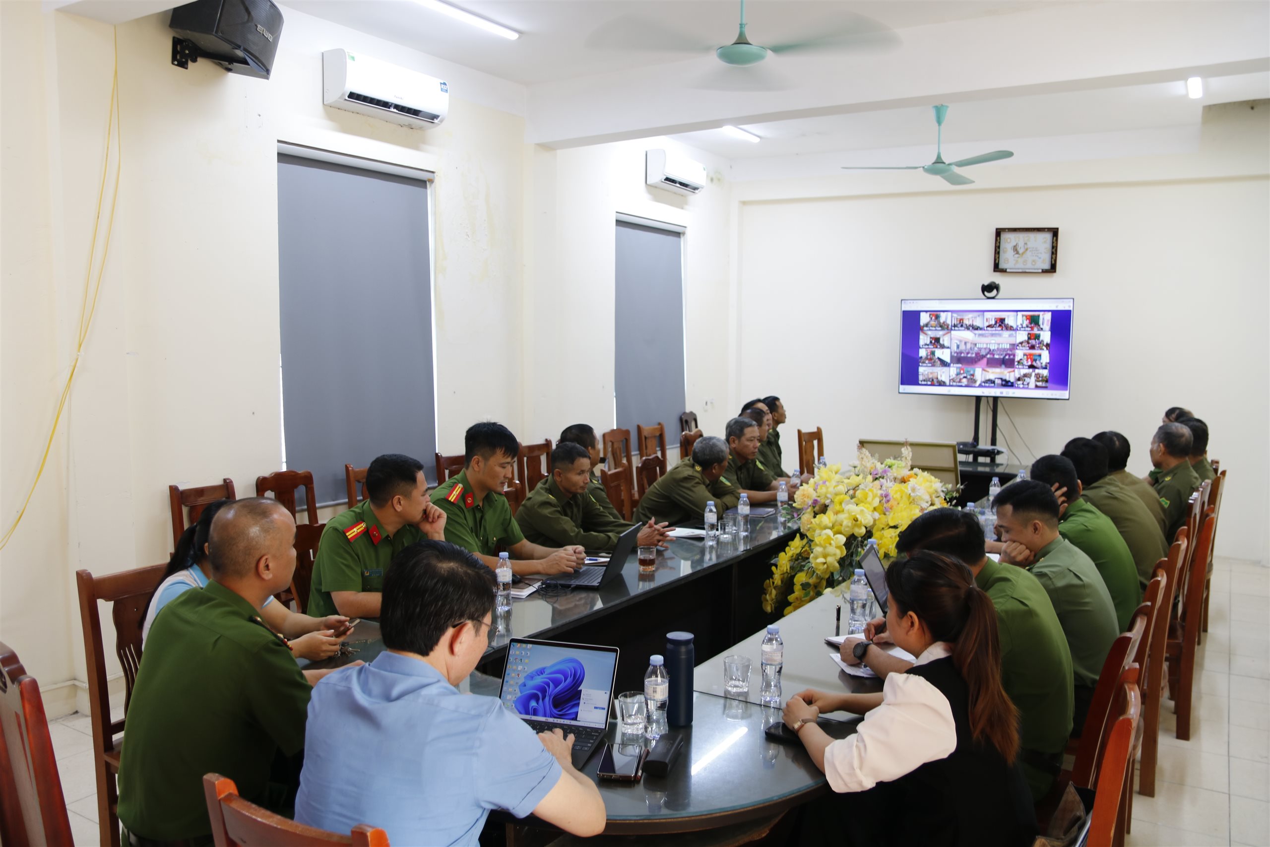 Công an xã Thiệu Toán tham dự hội nghị trực tuyến đối thoại 