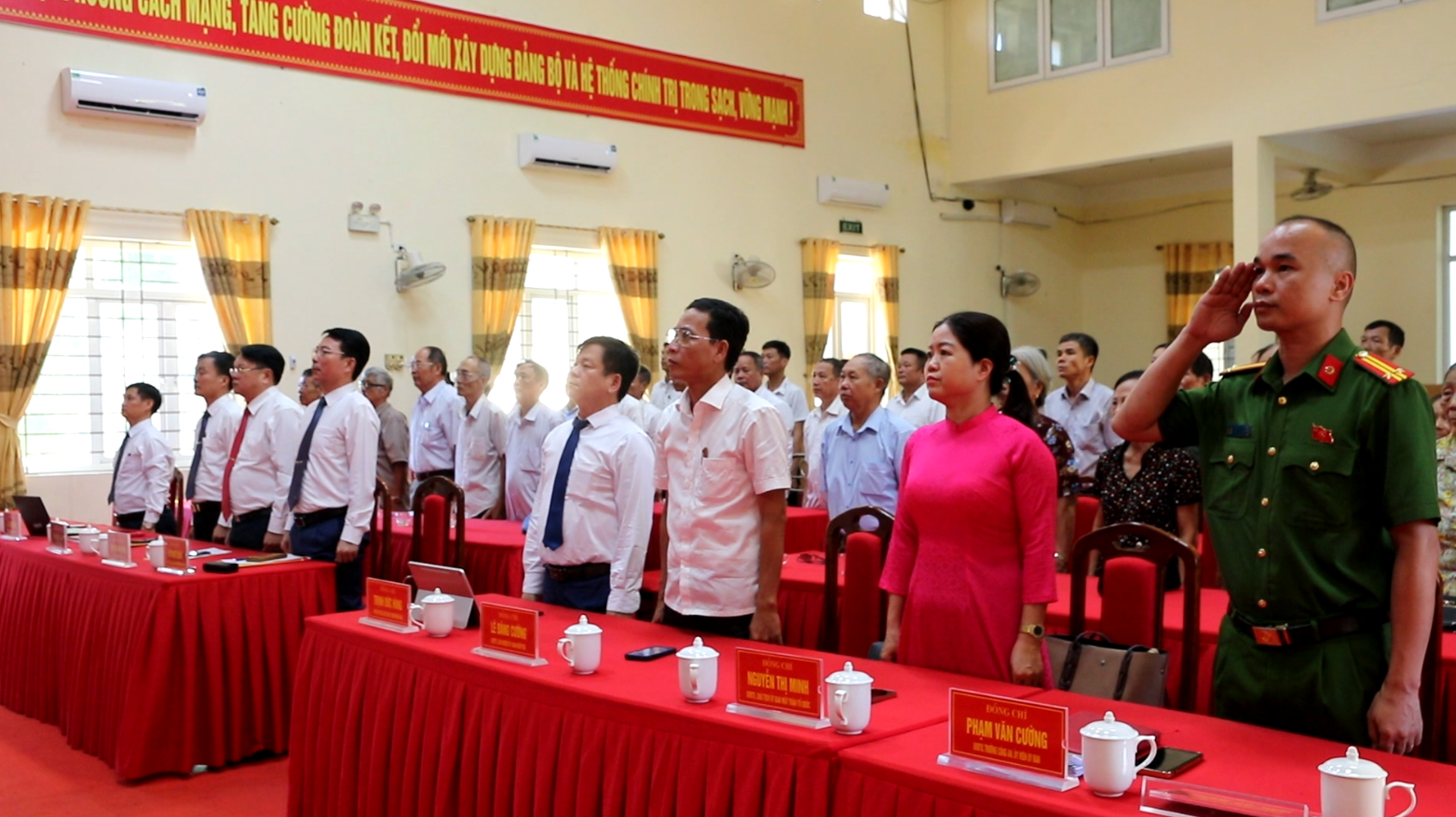 Đảng ủy xã Thiệu Toán trao huy hiệu đảng cho 37 Đảng viên đợt 19/5