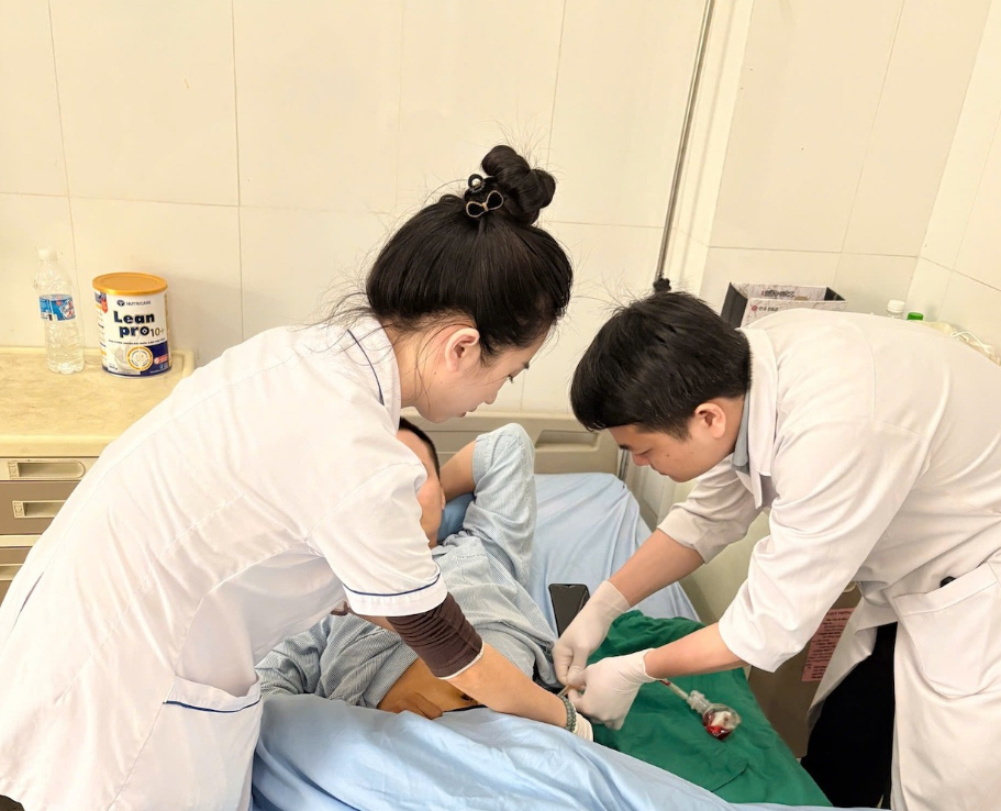 Các đồng chí lãnh đạo xã Thiệu Toán thăm, chúc mừng các trạm y tế xã nhân Ngày Thầy thuốc Việt Nam