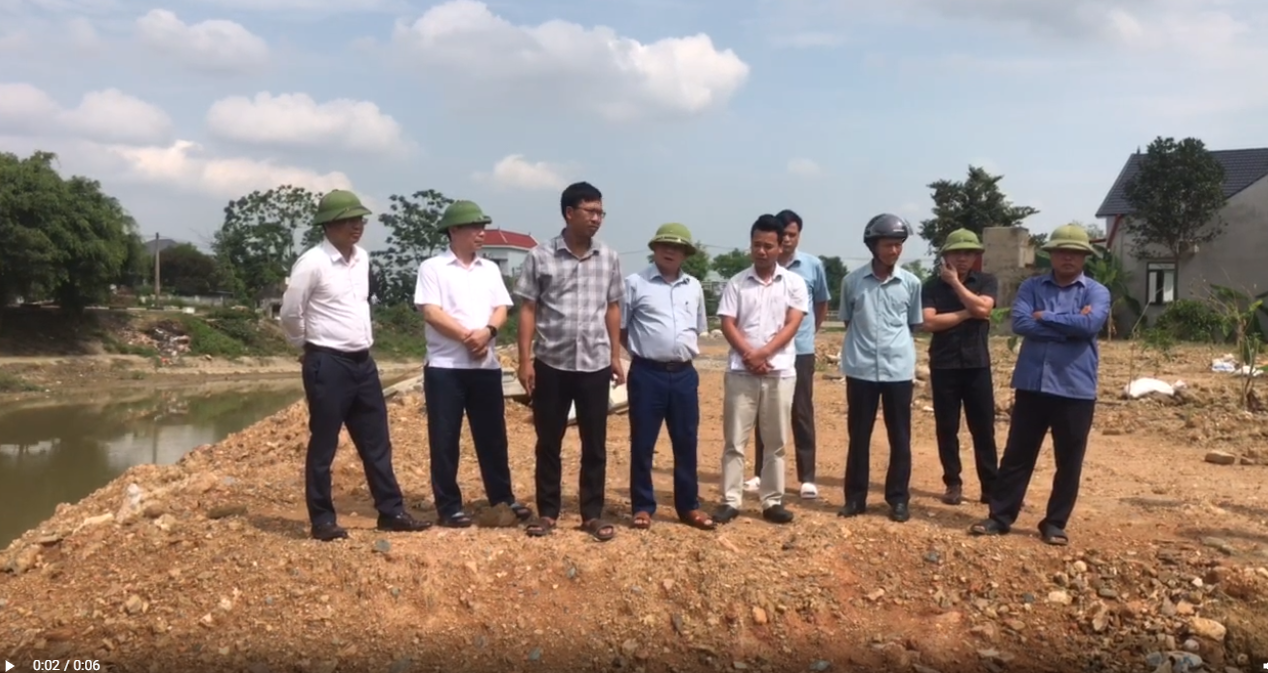 Đồng chí Bí thư Đảng ủy, đồng chí Chủ tịch UBND xã Thiệu Toán cùng các ngành liên quan kiểm tra dự án nâng cấp, cải tạo đê hữu sông Dừa