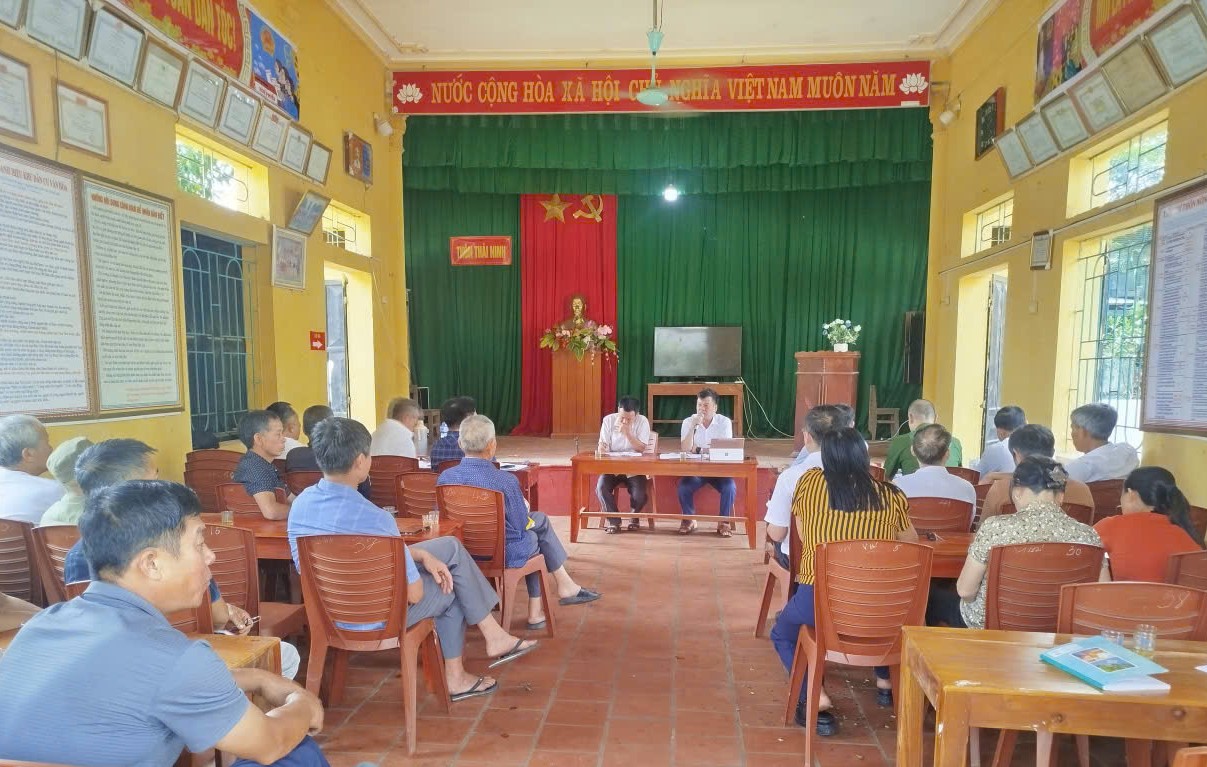 Đồng chí Chủ tịch UBND xã làm việc với Chi bộ thôn Thái Ninh