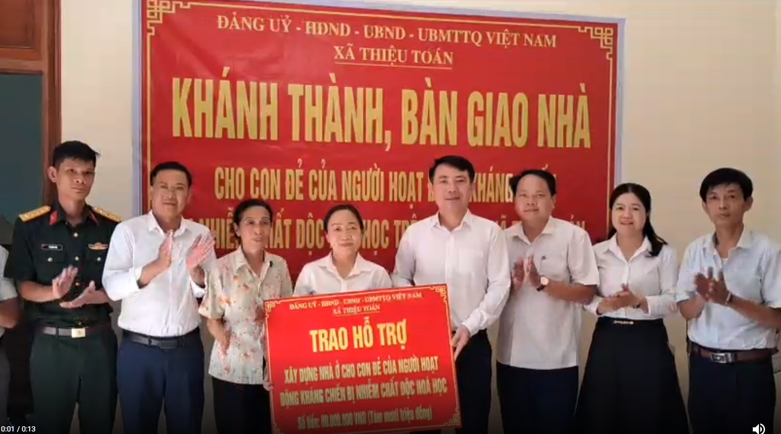 Bàn giao kinh phí hỗ trợ làm nhà cho con đẻ người hoạt động kháng chiến bị nhiễm chất độc hóa học
