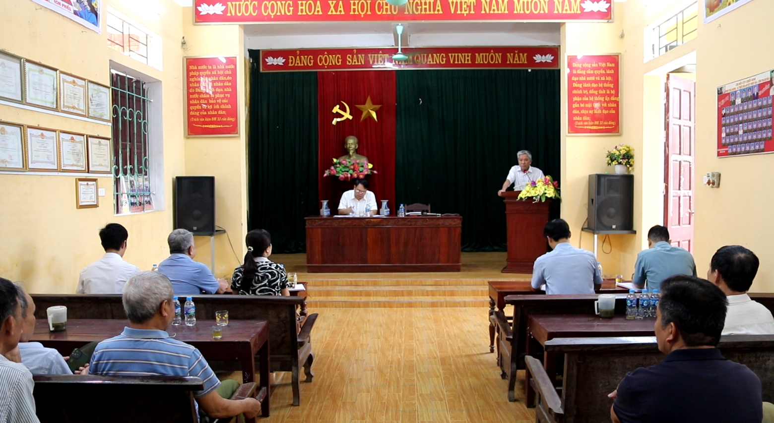 Đồng chí Bùi Trung Hiếu, Phó Bí thư Thường trực Đảng ủy làm việc tại thôn Thái Dương.