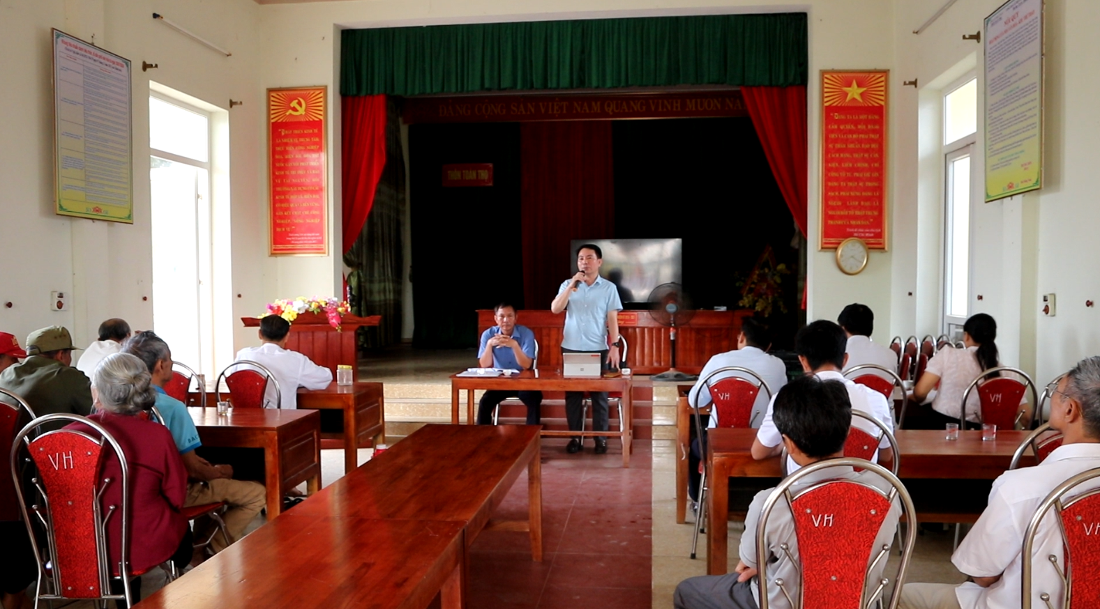 ĐỒNG CHÍ ĐỖ NGỌC LUÂN LÀM VIỆC VỚI CHI BỘ THÔN TOÁN THỌ, NẮM BẮT TOÀN DIỆN TÌNH HÌNH, VIỆC XÂY DỰNG NÔNG THÔN MỚI KIỂU MẪU VÀ CÔNG TÁC XÂY DỰNG ĐẢNG