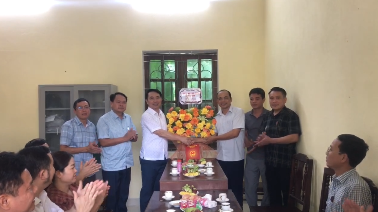 LÃNH ĐẠO XÃ THIỆU TOÁN CHÚC MỪNG TRUNG TÂM CUNG ỨNG DỊCH VỤ CÔNG NHÂN KỶ NIỆM NGÀY BÁO CHÍ CÁCH MẠNG VIỆT NAM 21/6
