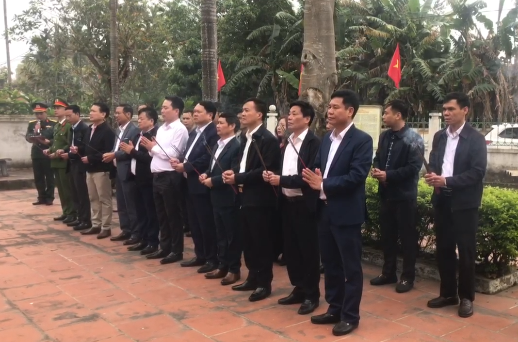 Lãnh đạo xã Thiệu Toán dâng hương tại các khu di tích cách mạng và nhà bia tưởng niệm các anh hùng liệt sĩ