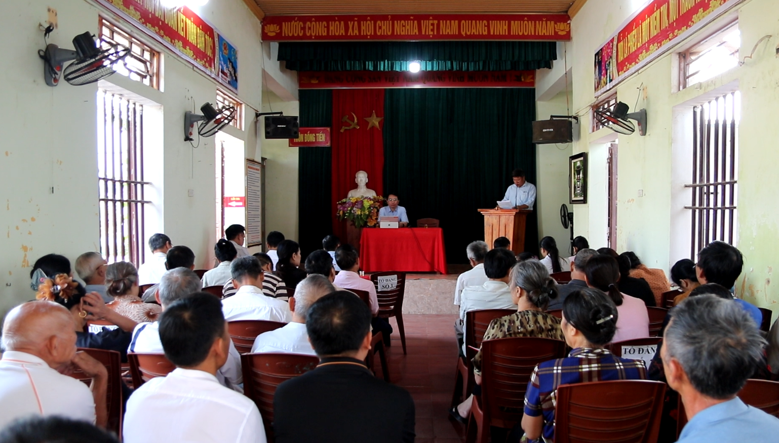 Đồng chí Bí thư Đảng ủy Đỗ Ngọc Luân làm việc với chi bộ thôn Đồng Tiến