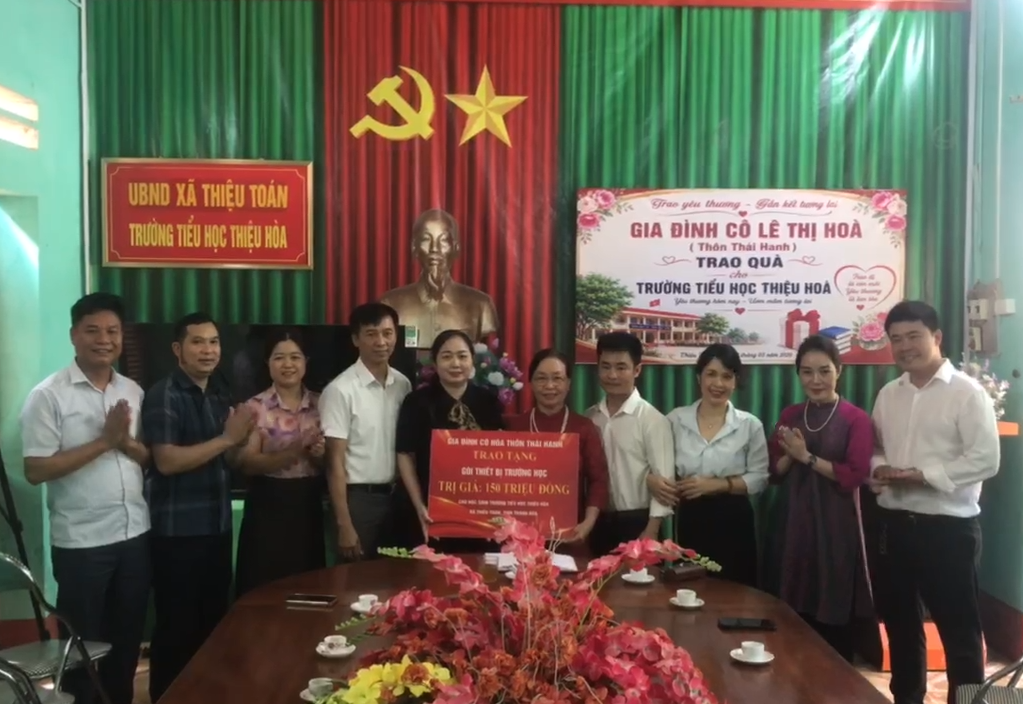 Cô Lê Thị Hoà một người giáo viên luôn nặng tình với mái trường xưa