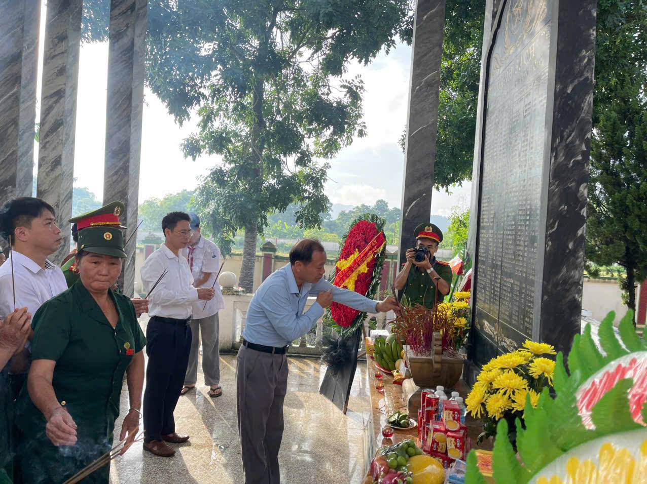 Anh-tin-bai