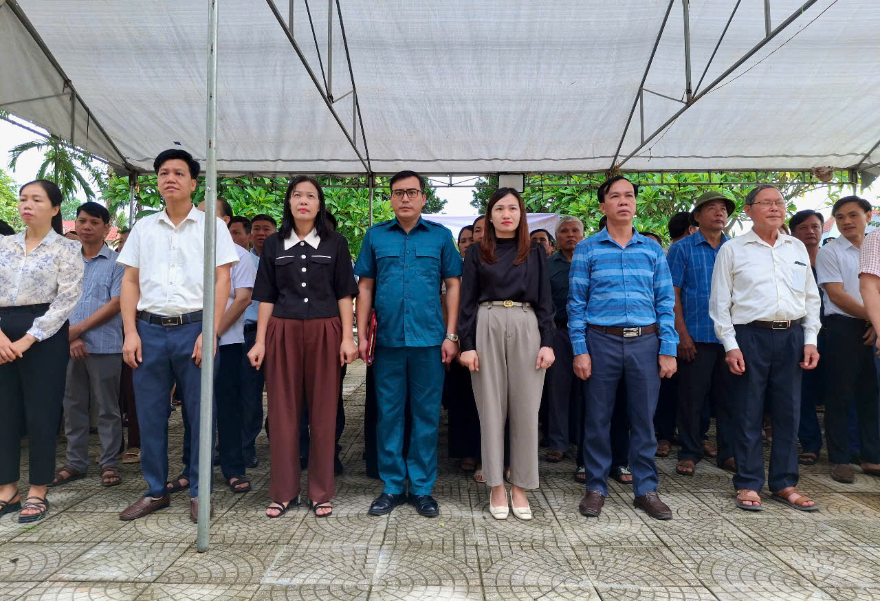 UBND xã Cẩm Thạch tổ chức lễ dâng hương tại nhà bia tưởng niệm các anh hùng liệt sỹ
