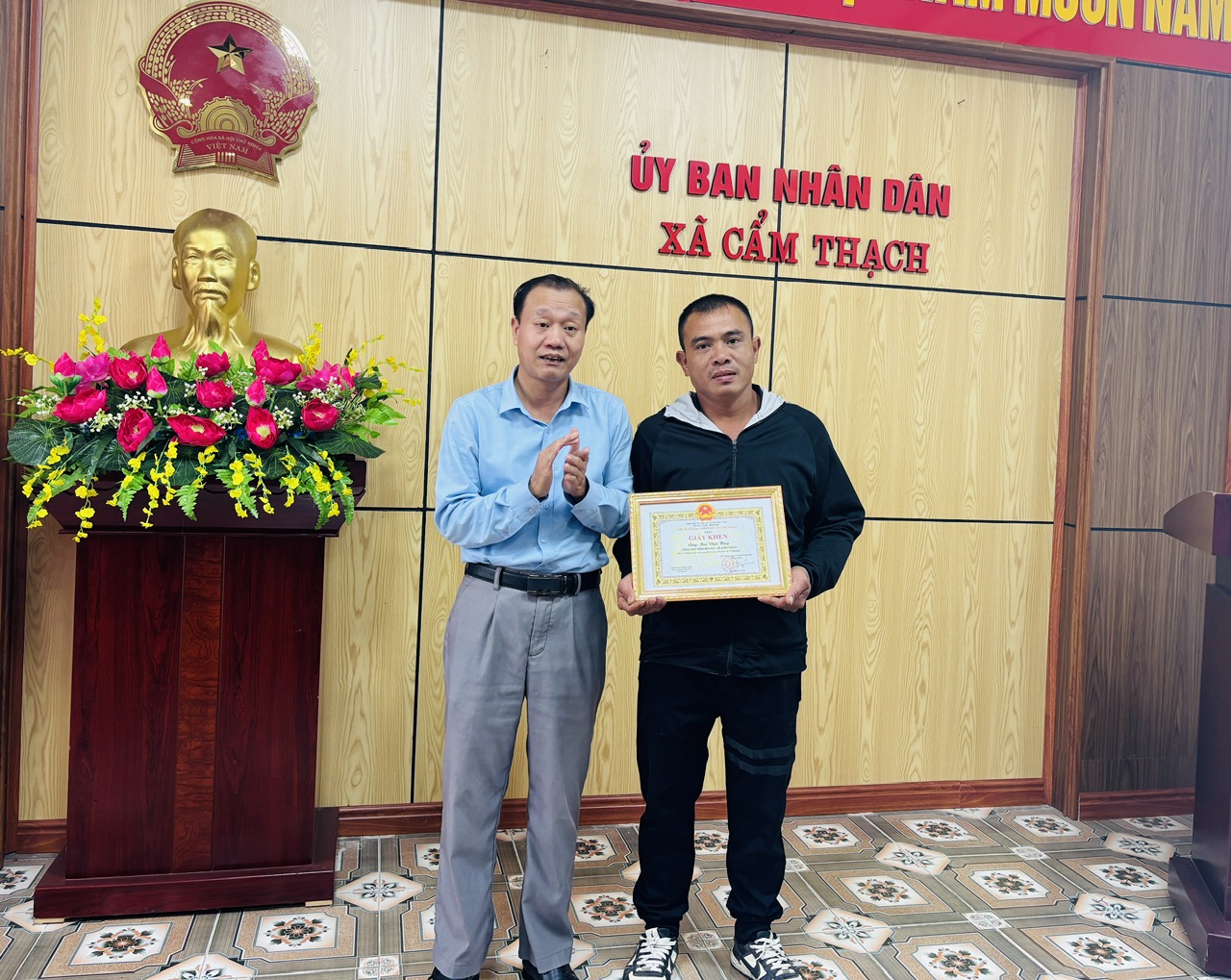 UBND xã Cẩm Thạch tặng Giấy khen cho công dân có hành động dũng cảm cứu người trong bão số 10 Bualoi