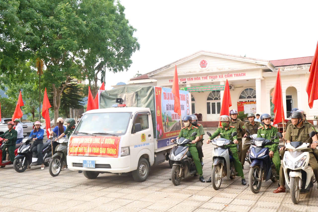 Xã Cẩm Thạch ra quân giải tỏa vi phạm hành lang an toàn giao thông