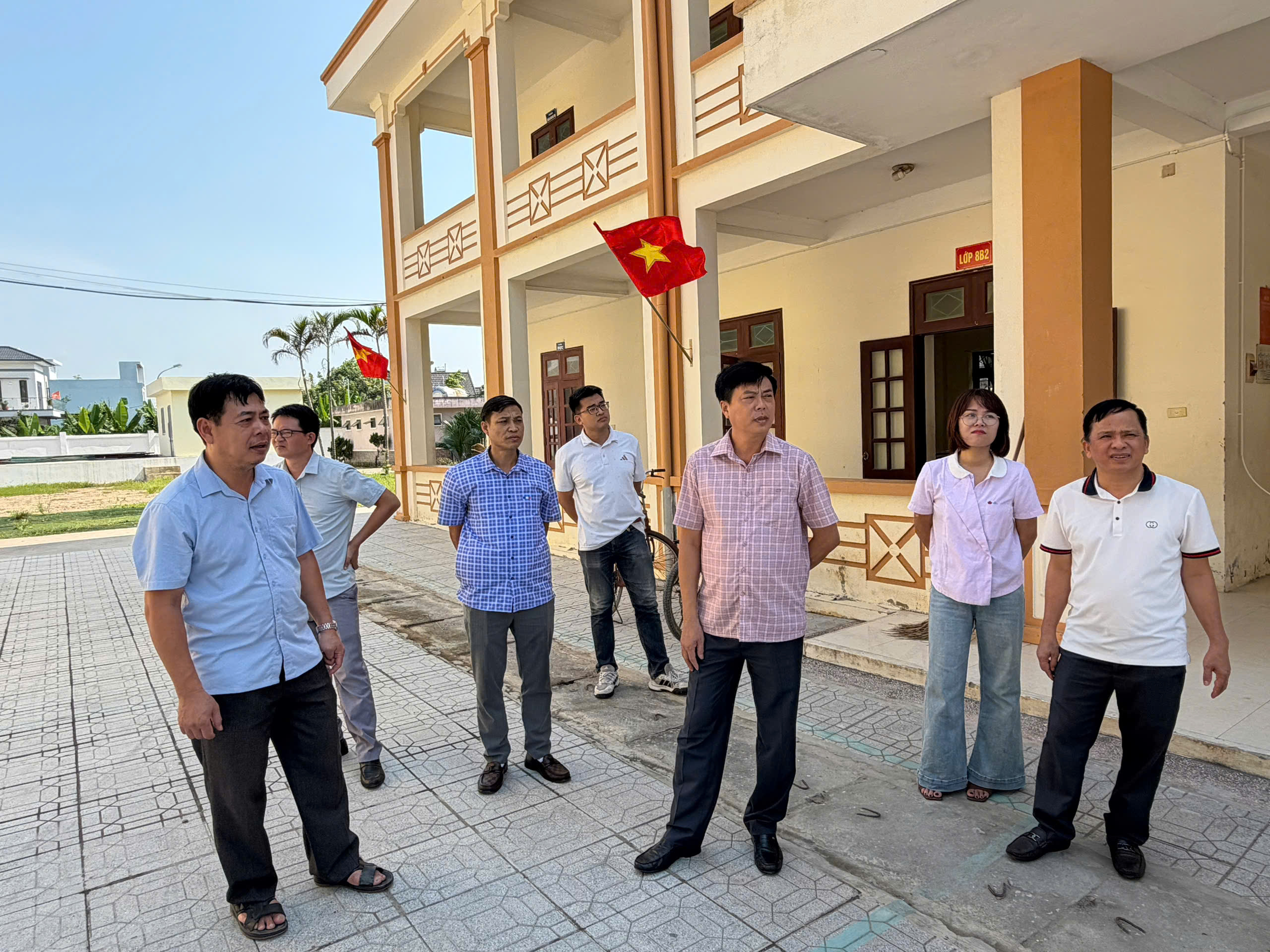 Đồng chí Bùi Quốc Đạt, Phó Bí thư Thường trực Đảng ủy phường kiểm tra cơ sở vật chất chuẩn bị năm học 2026–2027.
