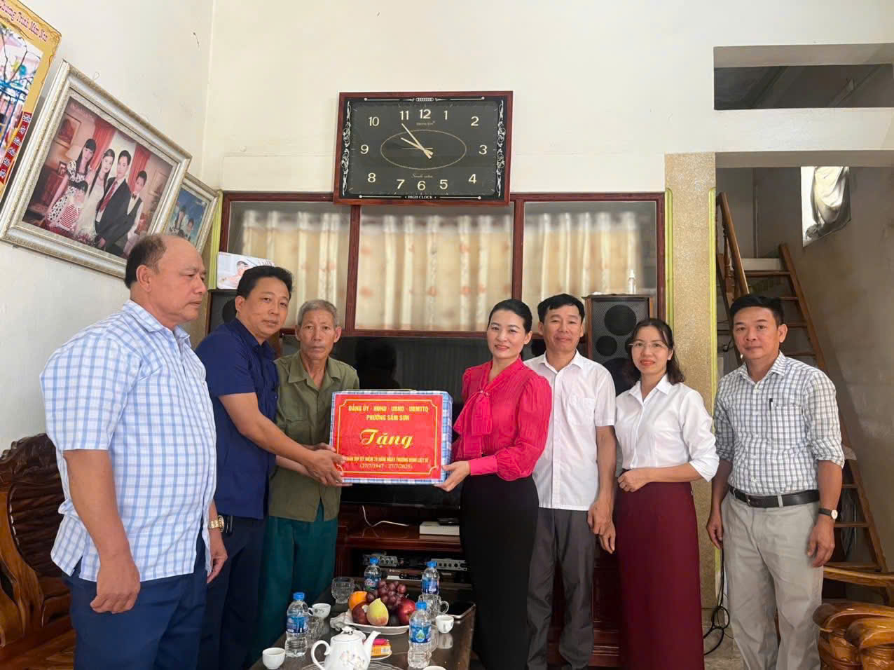 Đồng chí Nguyễn Thị Phương Thanh, Ủy viên Ban Thường vụ Đảng uỷ, Phó Chủ tịch HĐND phường Sầm Sơn thăm, tặng quà gia đình chính sách, người có công.