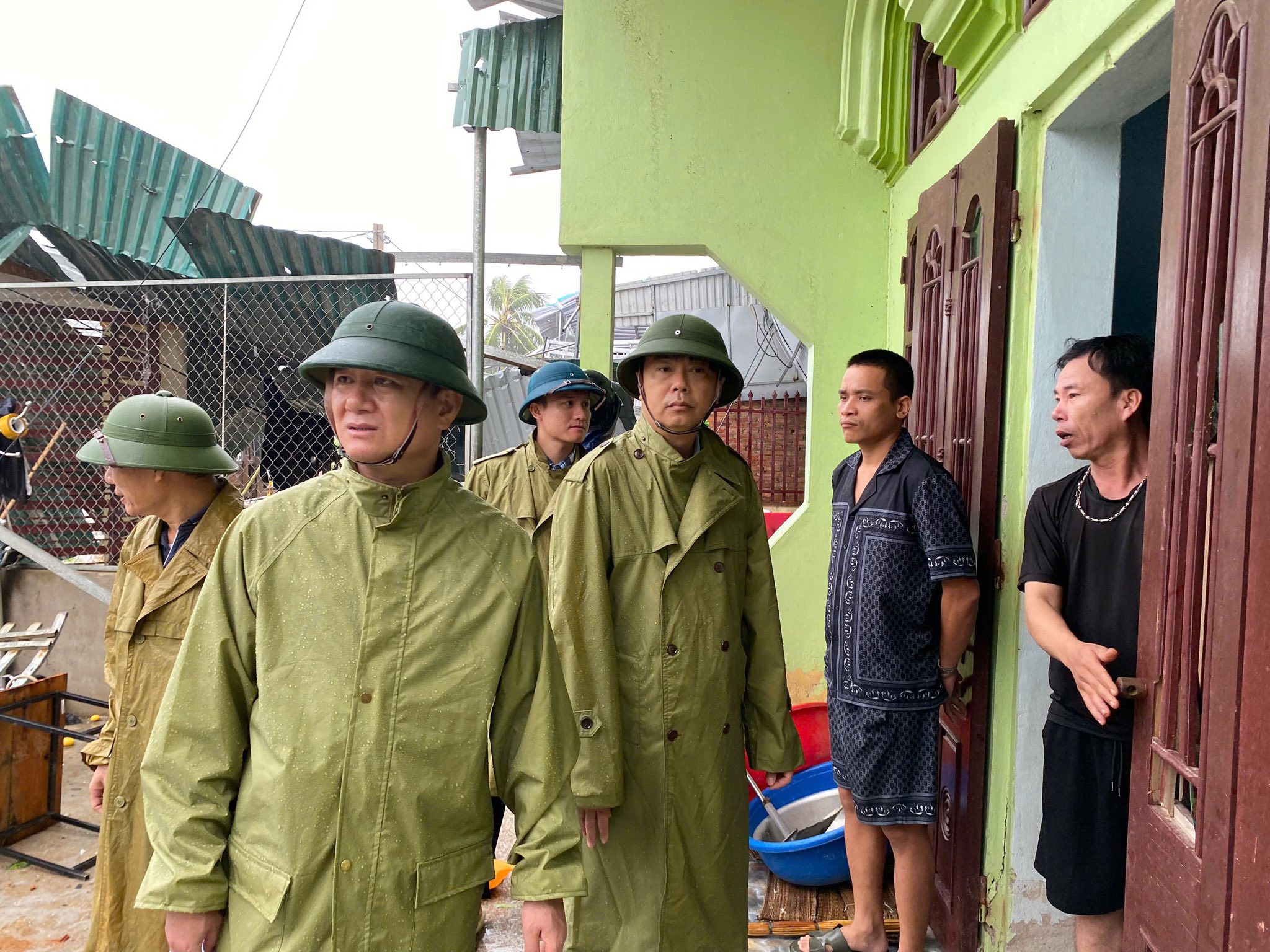          Đồng chí Bùi Quốc Đạt – Phó Bí thư Thường trực Đảng ủy phường Sầm Sơn kiểm tra tình hình đời sống nhân dân sau bão số 5