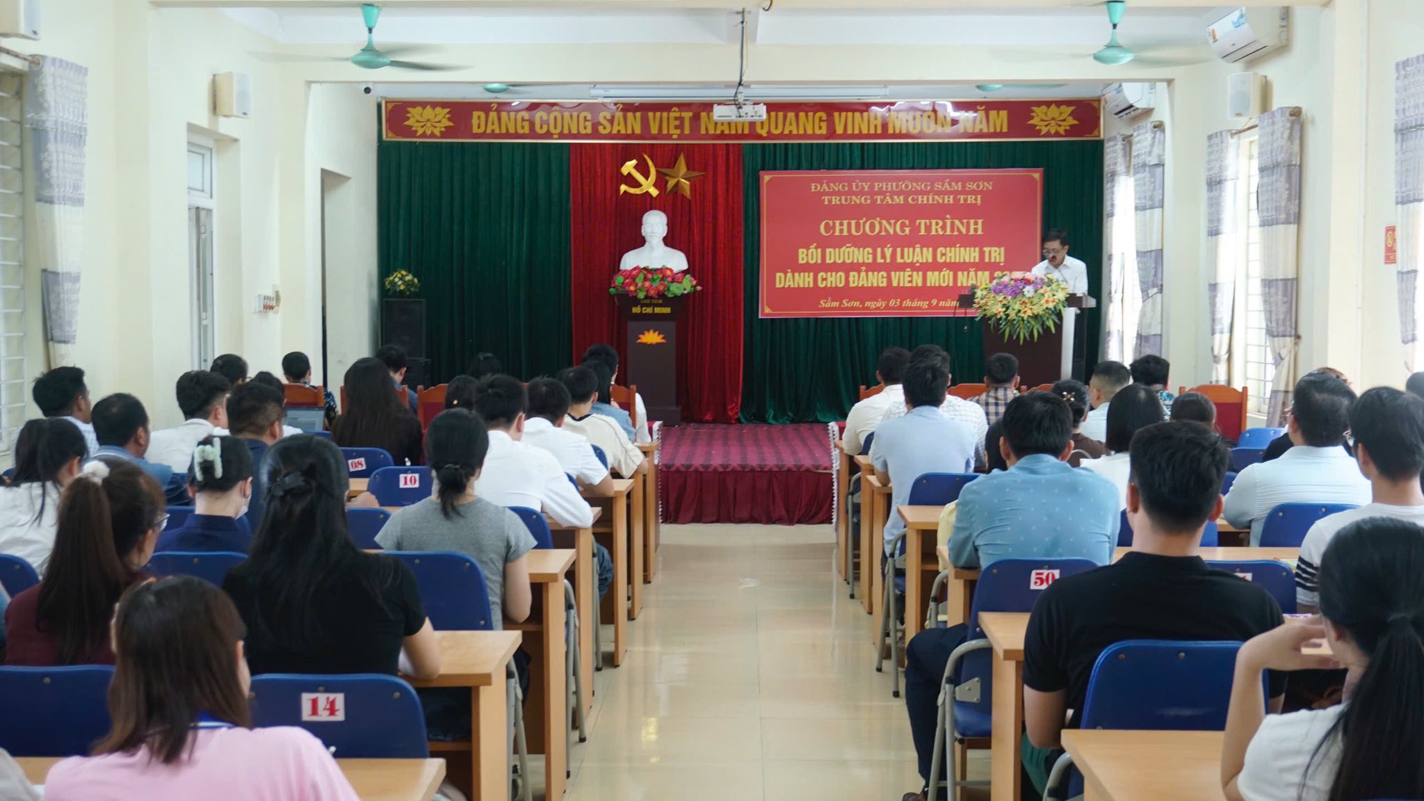 Khai giảng lớp bồi dưỡng lý luận chính trị dành cho đảng viên mới năm 2025