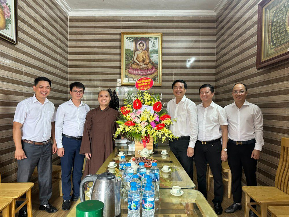 Lãnh đạo phường Sầm Sơn chúc mừng Đại lễ Vu Lan báo hiếu tại các Chùa trên địa bàn.