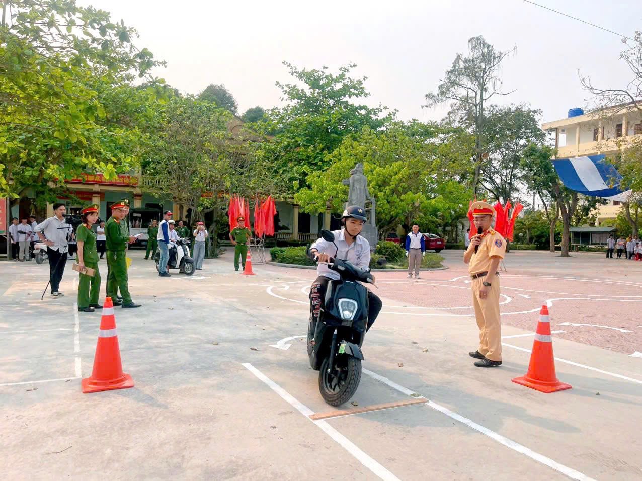 Tuyên truyền pháp luật giao thông, hướng dẫn kỹ năng lái xe an toàn cho học sinh tại Sầm Sơn