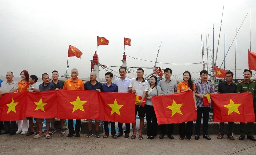 Trao tặng cờ Tổ quốc cho ngư dân Sầm Sơn, lan tỏa tinh thần yêu nước.