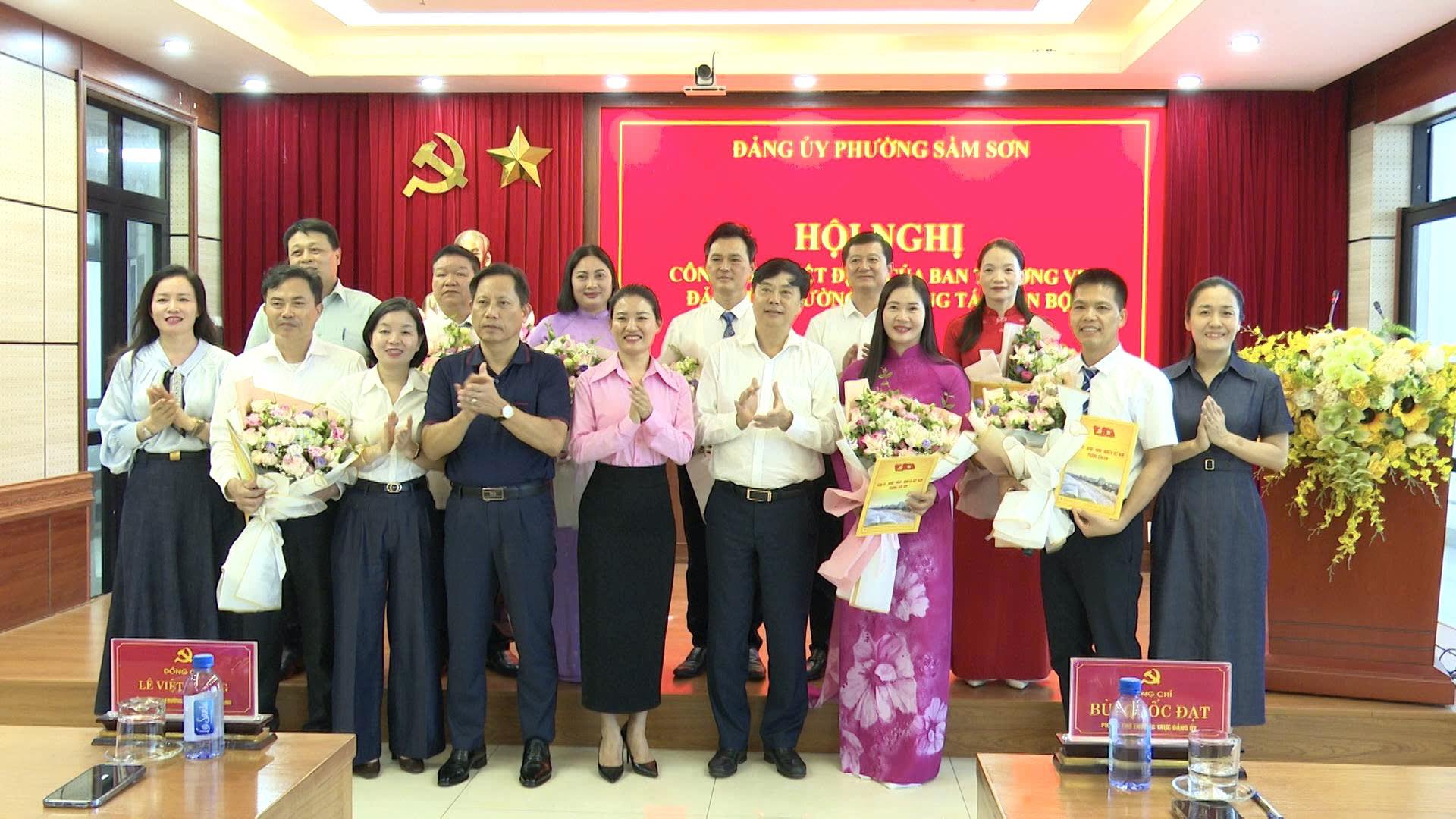 Phường Sầm Sơn công bố các quyết định về công tác cán bộ.