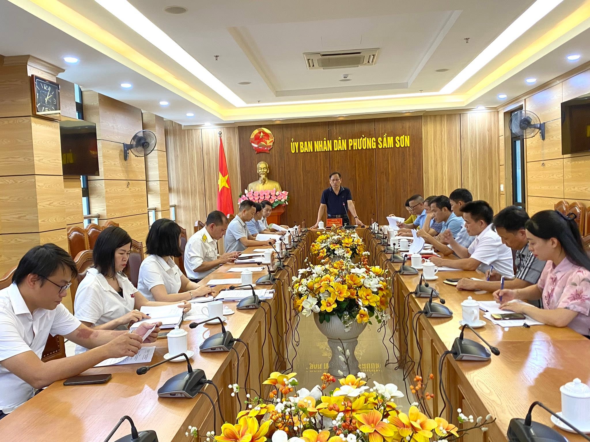 Thẩm tra các báo cáo, tờ trình lĩnh vực kinh tế - ngân sách trình Kỳ họp thứ Hai, HĐND phường Sầm Sơn khóa II.