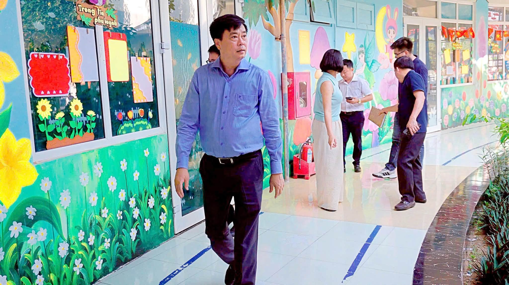 Phường Sầm Sơn kiểm tra cơ sở vật chất chuẩn bị năm học mới.