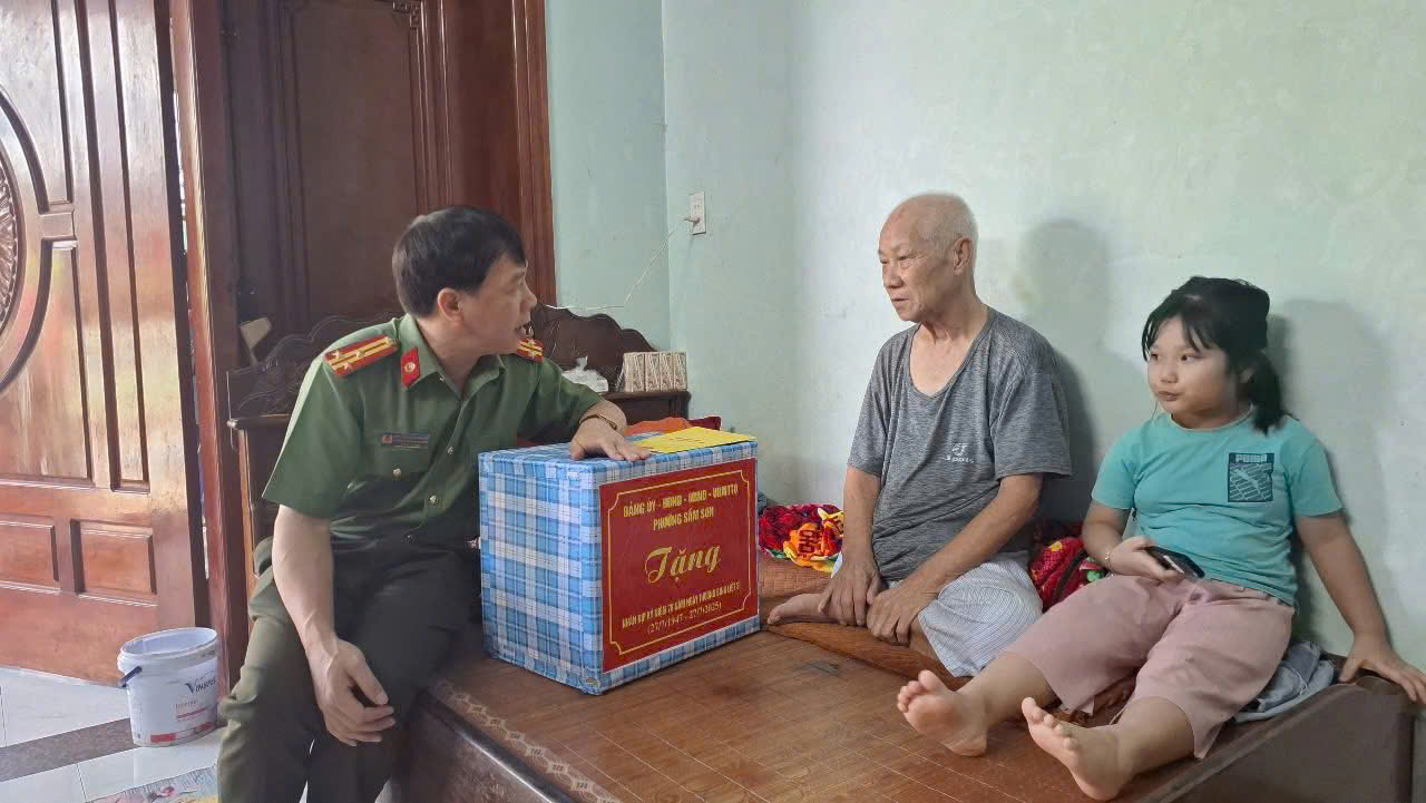 Đồng chí Nguyễn Quốc Khánh, Ủy viên Ban Thường vụ Đảng ủy, Trưởng Công an phường Sầm Sơn:  Thăm, tặng quà nhân Kỷ niệm 78 năm Ngày Thương binh - Liệt sĩ