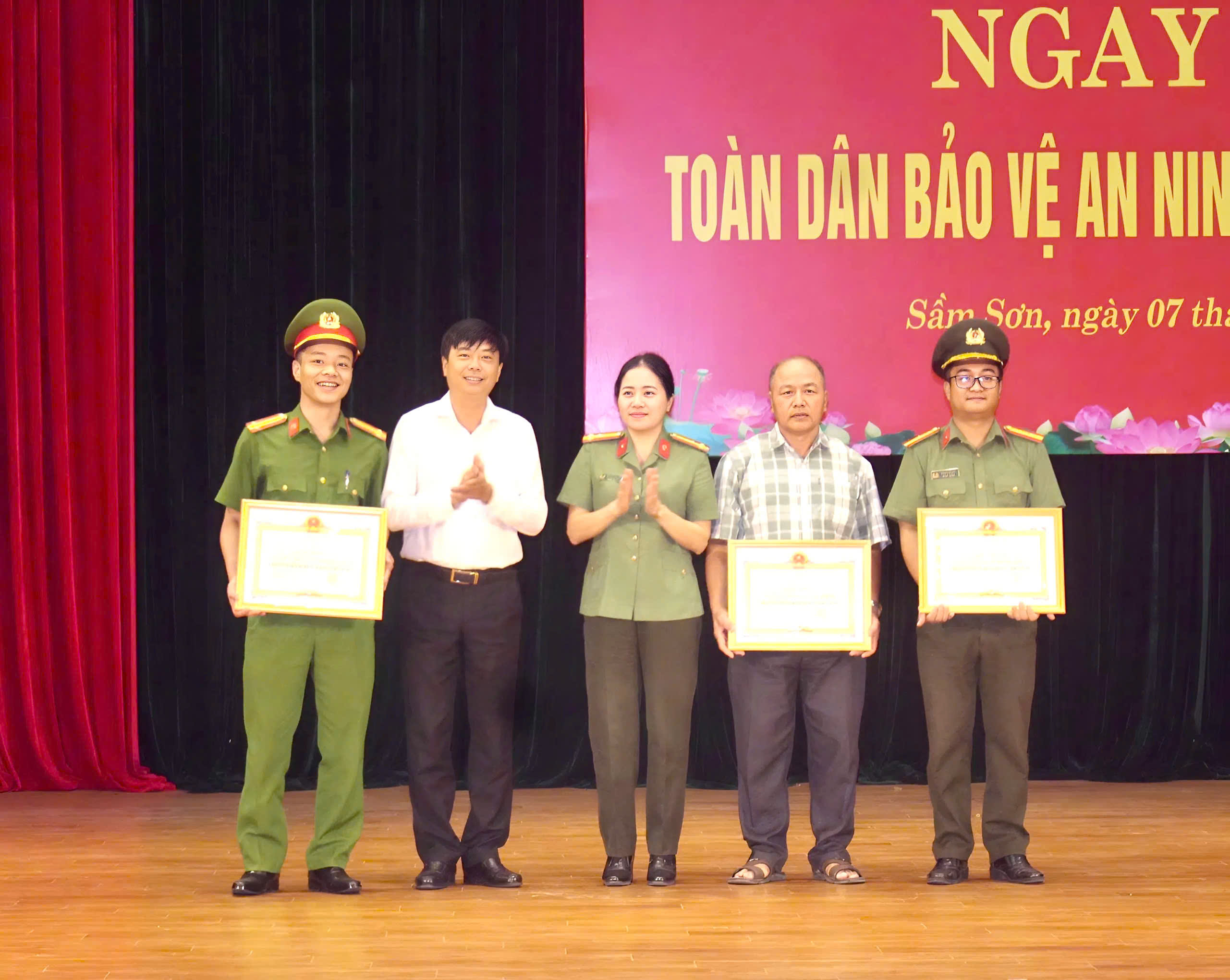 Anh-tin-bai